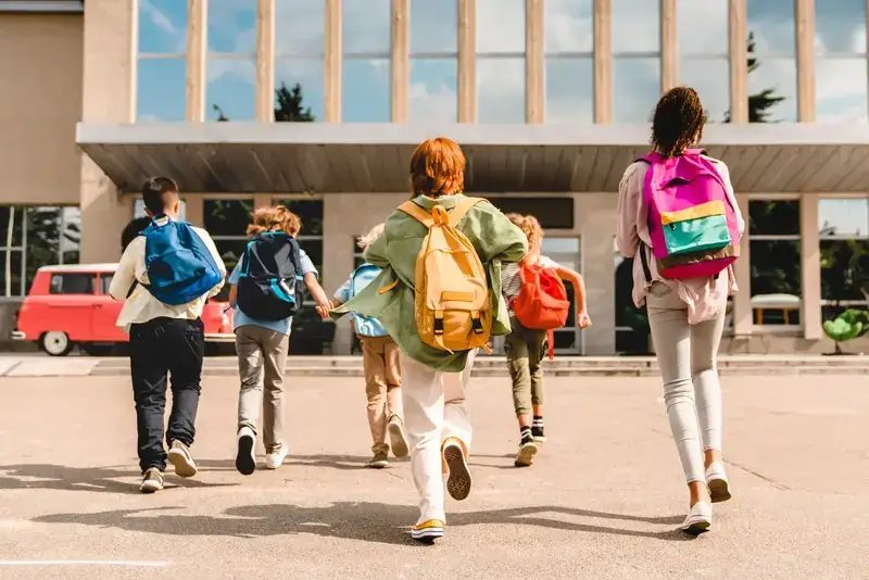 Kinder vor einer Schule. Visualisierung zum Jugendschutz bei den Green Glass CSCs.